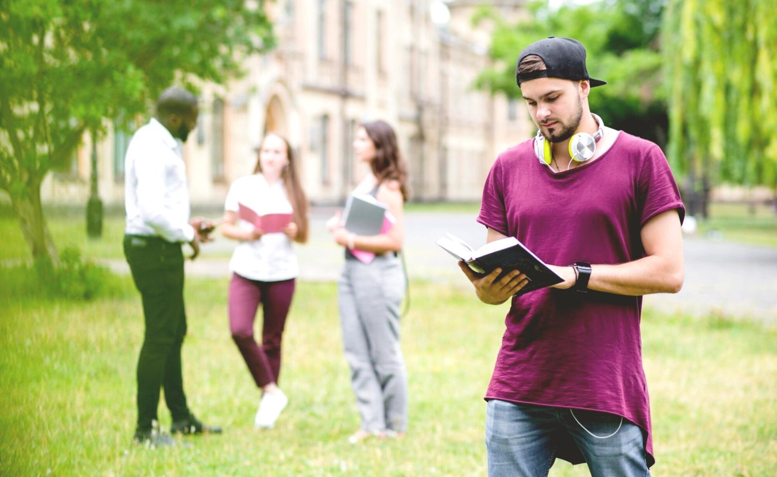 Groupe d'apprenants collaborant sur des projets financiers